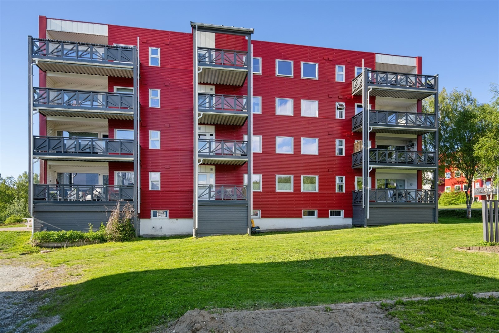 Boligbygget er fra 1969, men gjennomgikk en fasadefornyelse rundt 2022 med blant annet nye vinduer og ny balkongdør. Galleribilde
