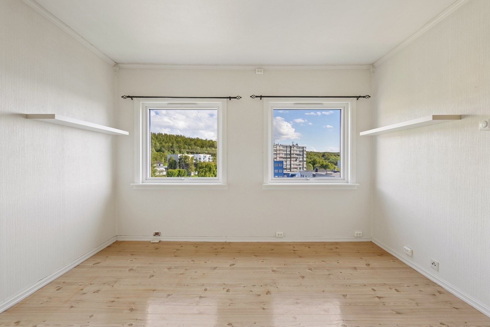 Her har man rom for å møblere med både sofa og en liten spisegruppe. Galleribilde