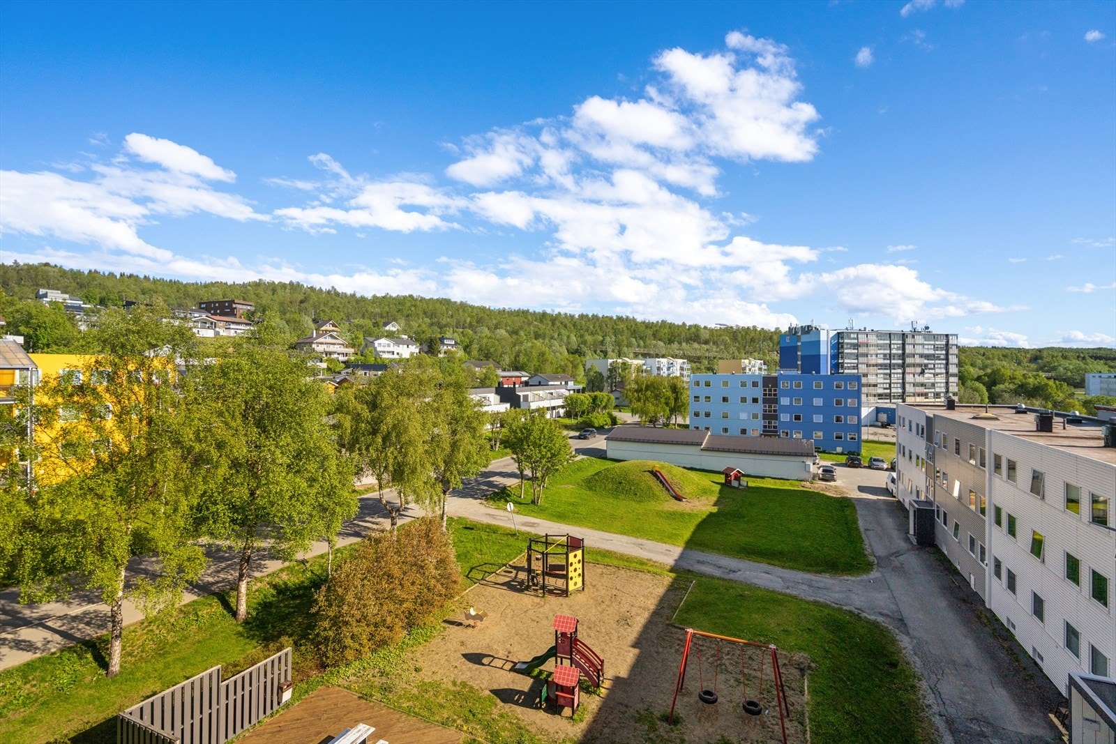 Fellesområdene til borettslaget er pent opparbeidet med grøntareal, lekeplass og grillhytte. Et kjekt uteområde for både store og små! Galleribilde