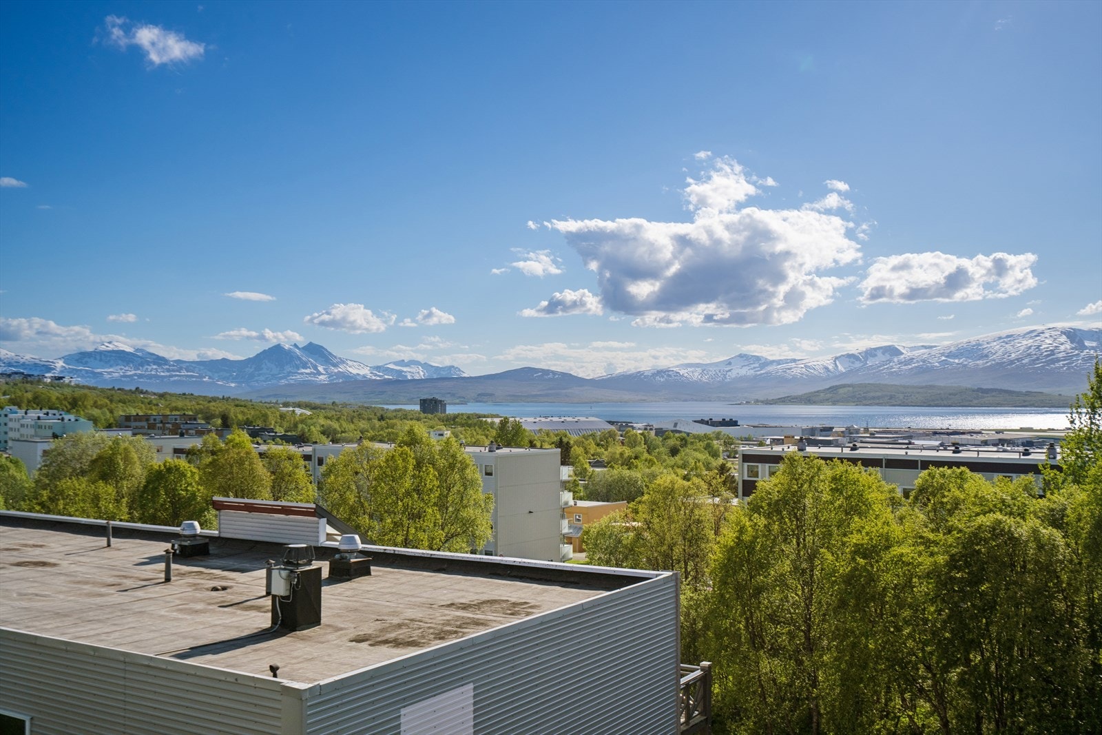 Nydelig utsikt mot fjell, sund, og grøntareal! Galleribilde