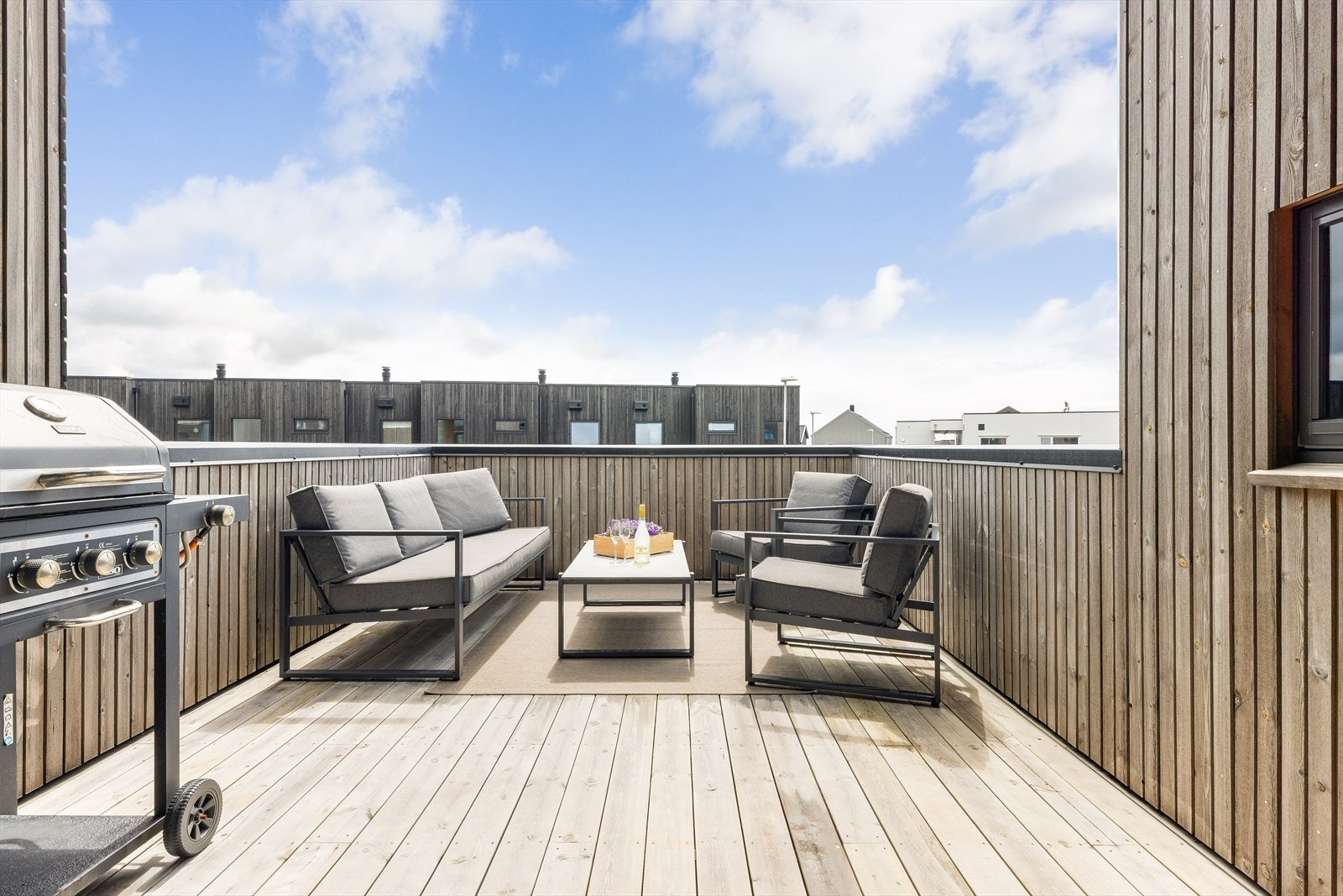 Den romslige terrassen på 17 m² er bygget i impregnert trevirke og har god plass til utemøbler. Galleribilde