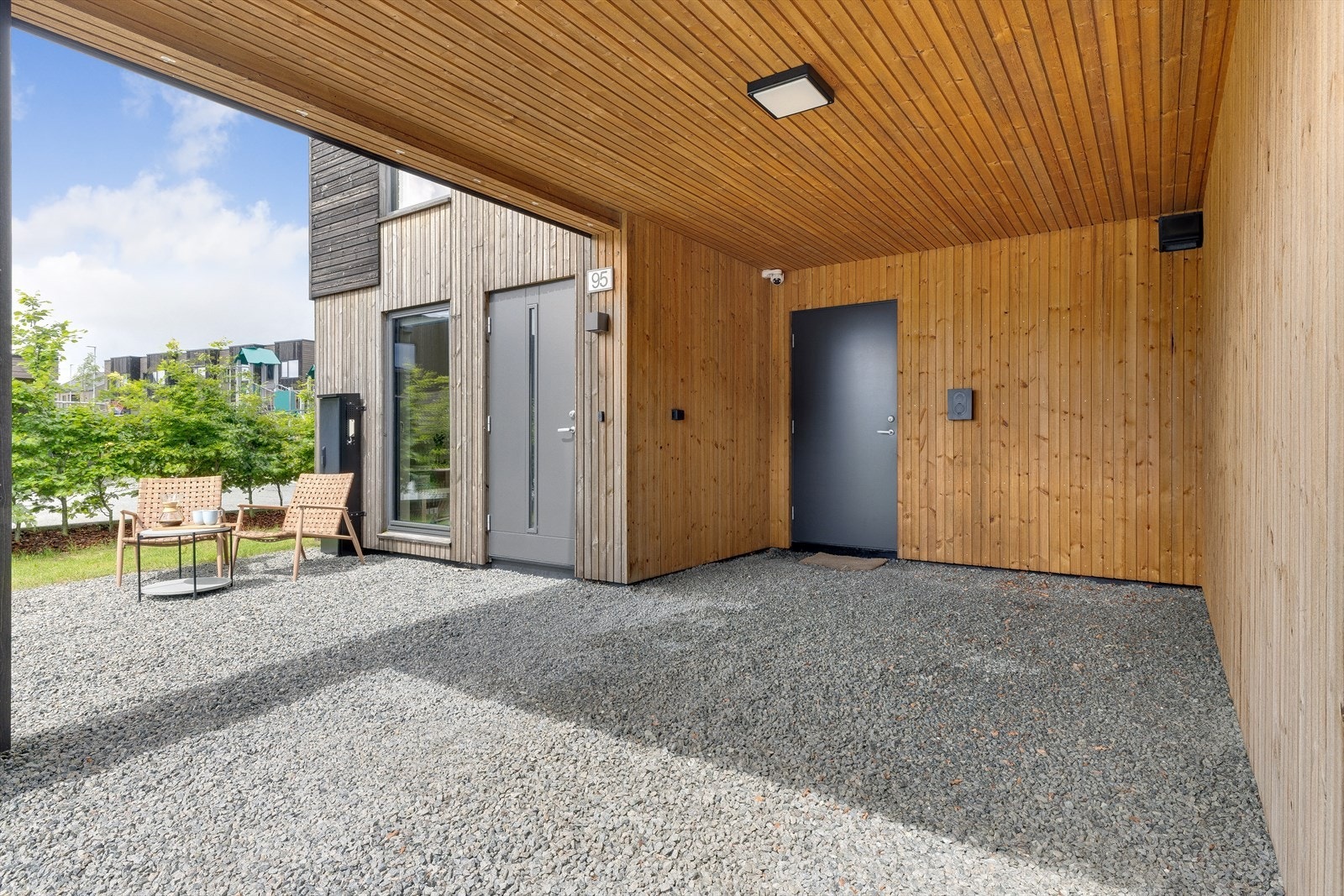 Parkering i carport med tilkomst til hovedinngang og bi-inngang. Det er tilrettelagt for elbillader. Galleribilde