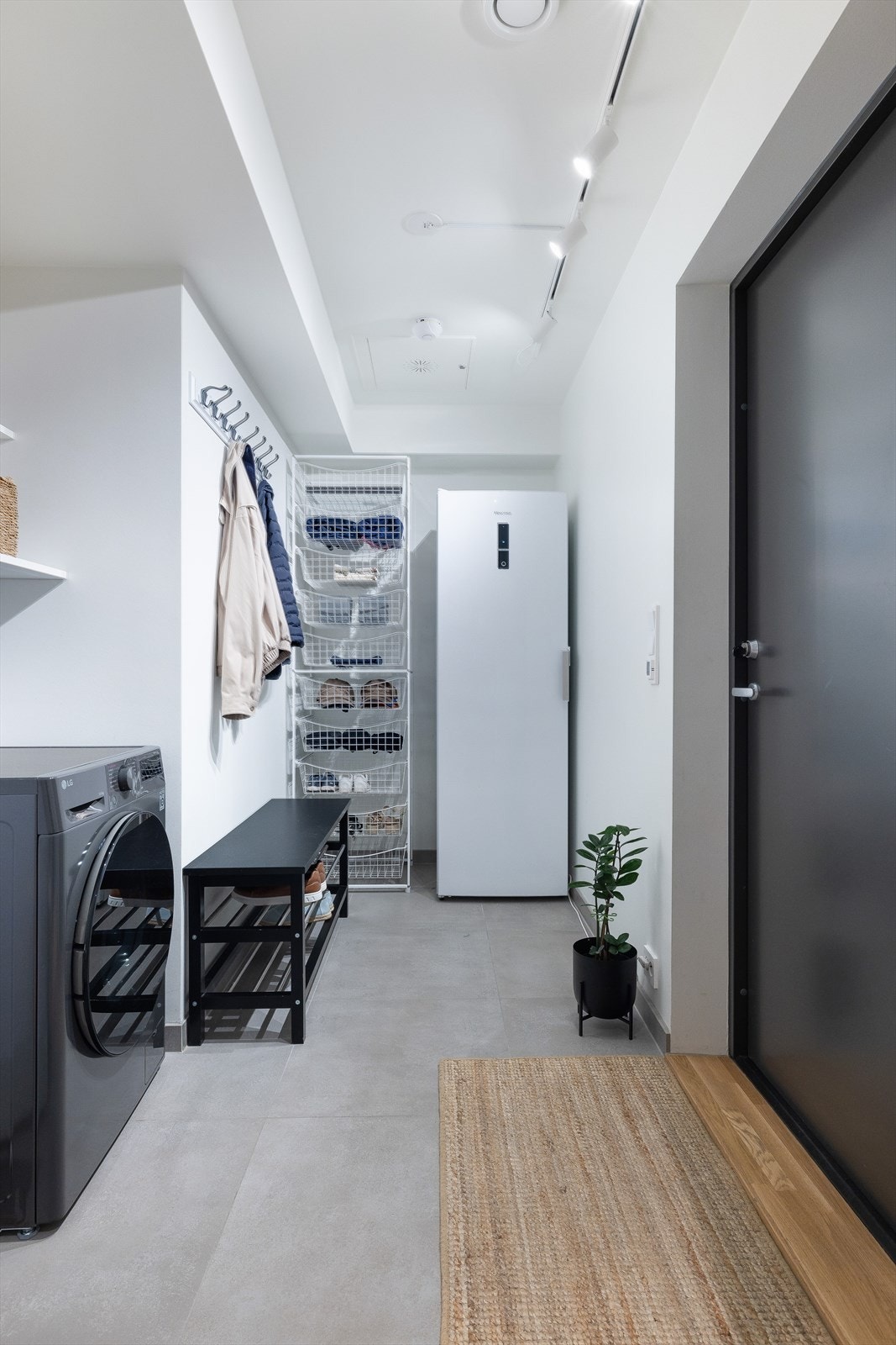 Eget vaskerom med bi-inngang, flislagt gulv med gulvvarme og opplegg for vaskemaskin. Galleribilde