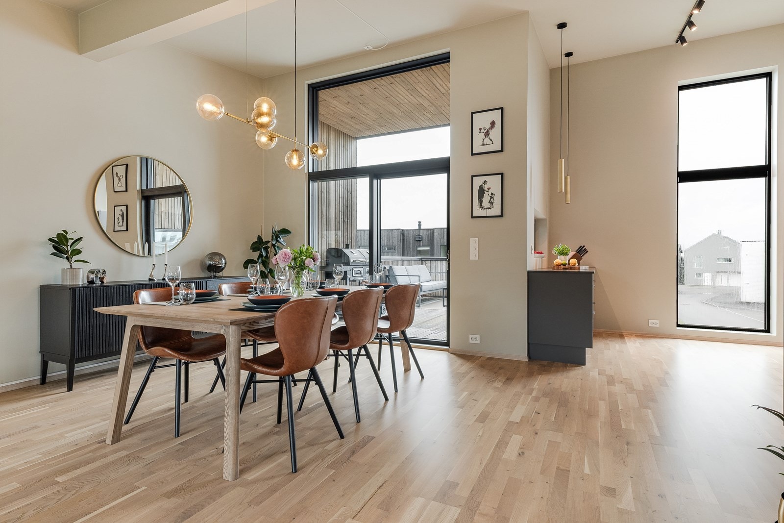 Spisestuen er et naturlig samlingspunkt med direkte utgang til den sørvendte terrassen. Galleribilde