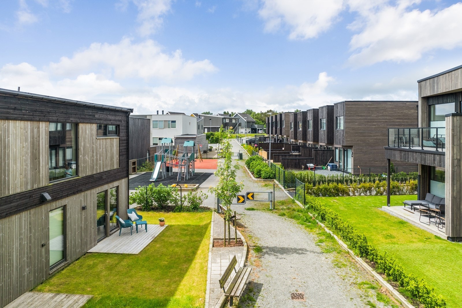 Boligen ligger i et svært barnevennlig område med lekeplass som nærmeste nabo. Galleribilde