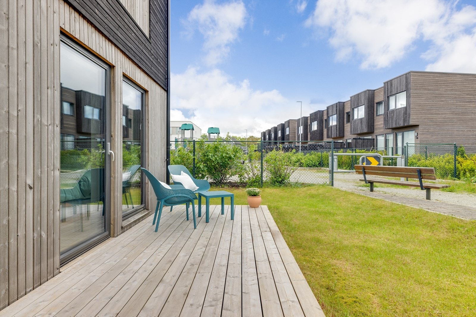 Fra markterrassen er det direkte tilgang til felles grøntareal med lekeplass. Galleribilde