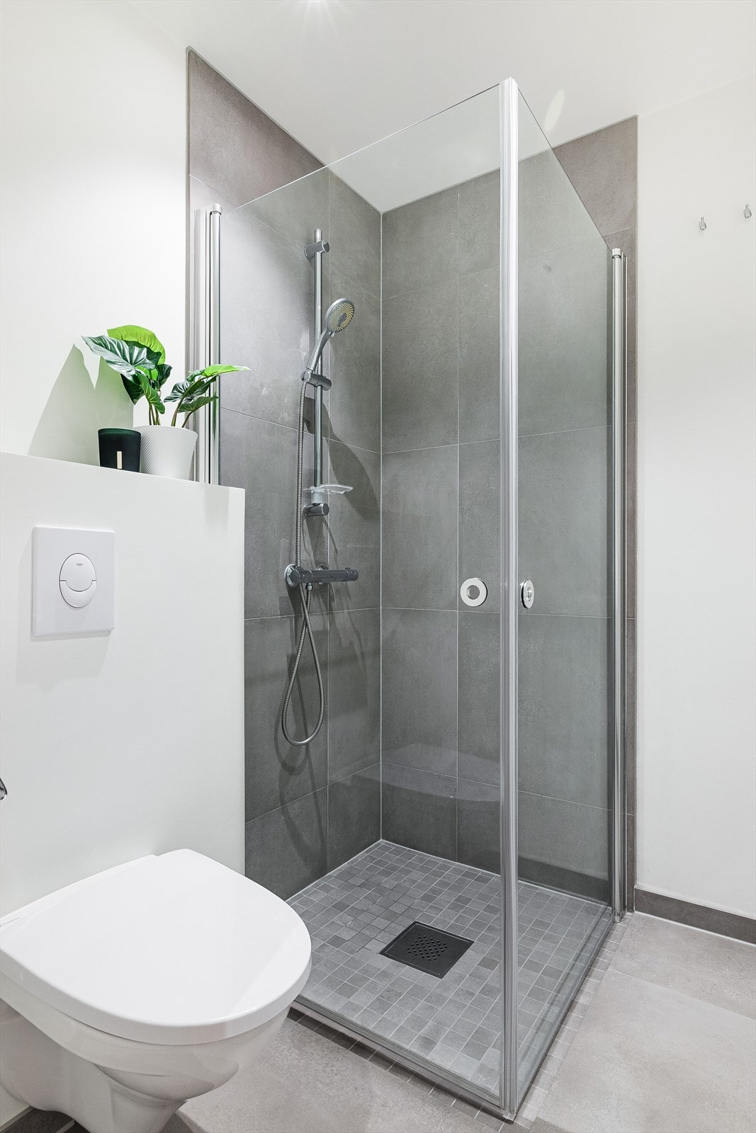 Badet i første etasje har flislagt gulv med gulvvarme, dusjhjørne og vegghengt toalett. Galleribilde