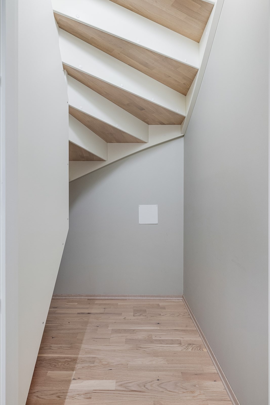 Praktisk lagringsplass i boden under trappen. Galleribilde