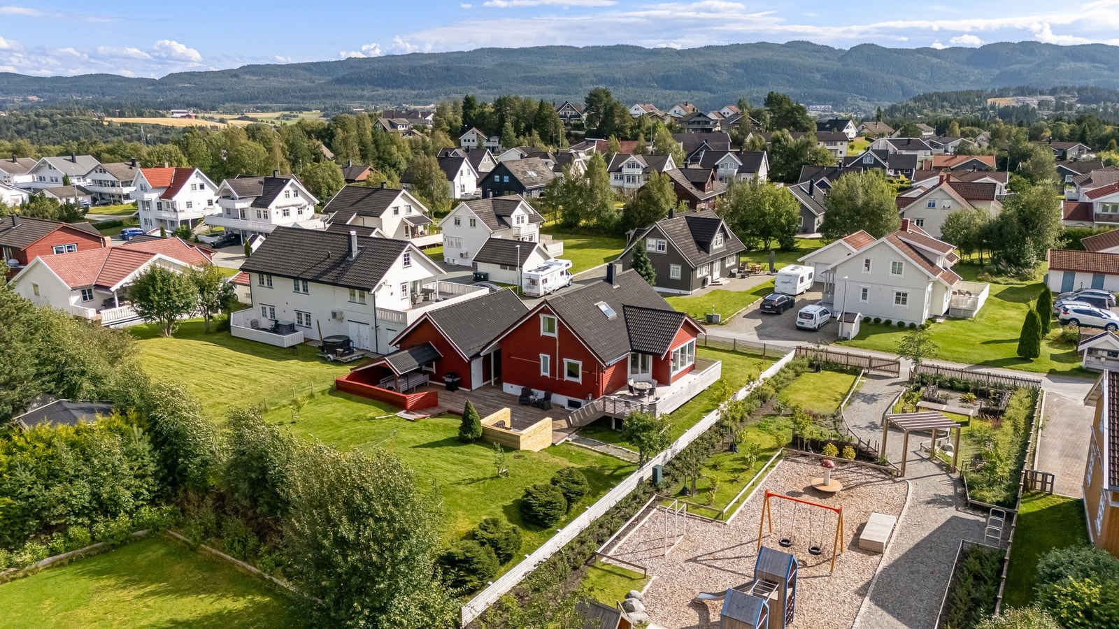 En romslig enebolig og garasje på en ellers stor tomt Galleribilde