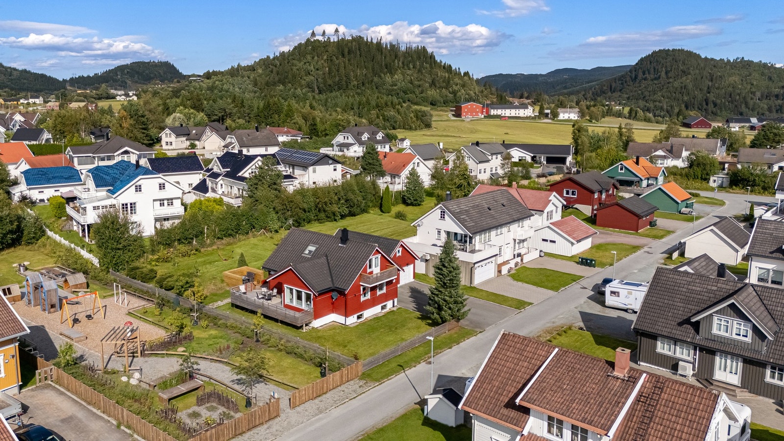 Eiendommen har flotte solforhold og grenser mot en nylig oppført lekeplass Galleribilde