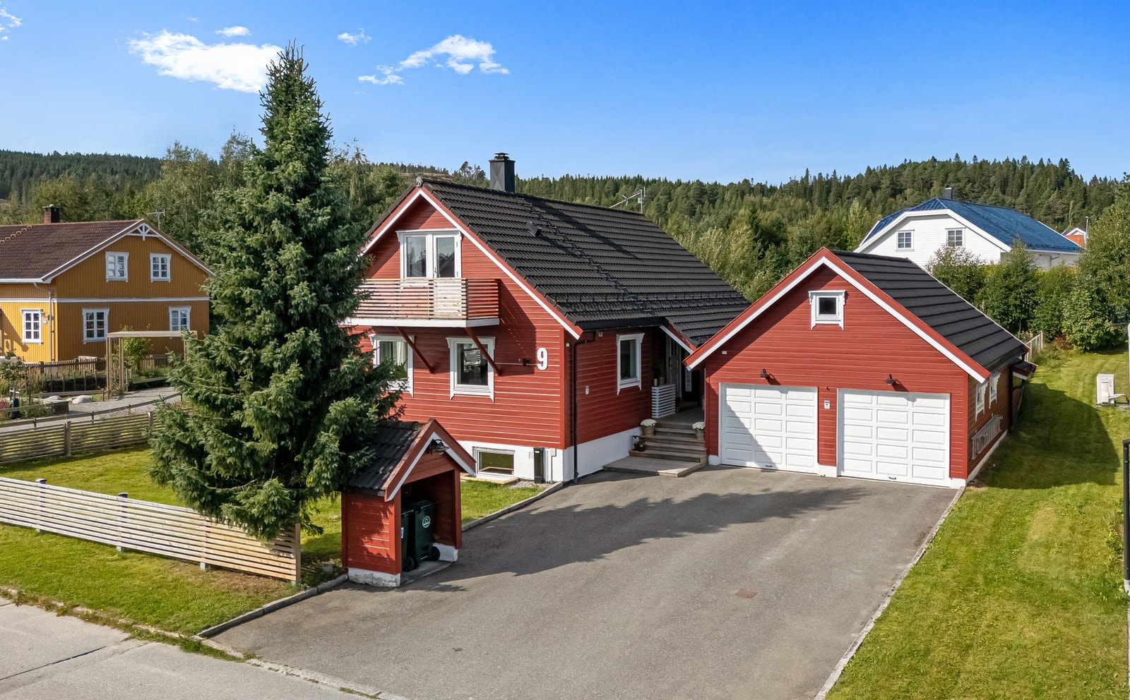 EiendomsMegler1 v/ Magnus Sollid har gleden av å presentere Sagmyrvegen 9! (Nye elektriske porter er installert siden bildetaking) Galleribilde