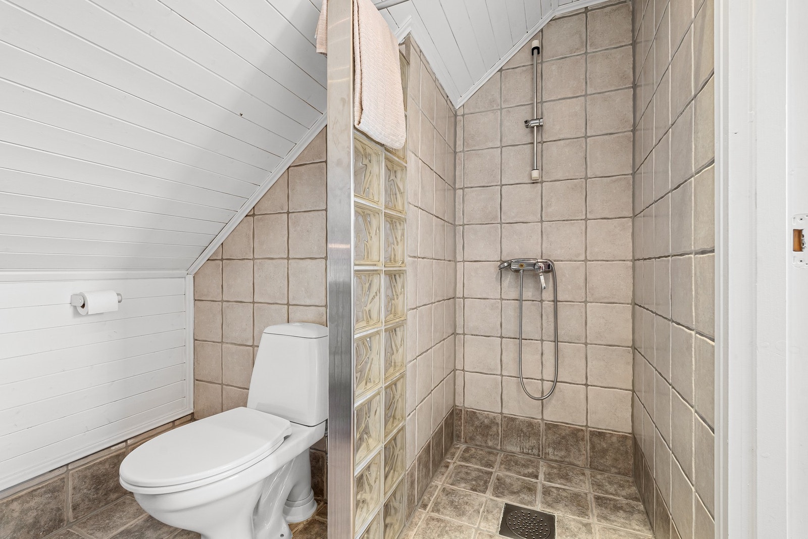 Badet oppe er svært sjeldent brukt ifølge eier og har fungert som et bad nr. 2. Galleribilde