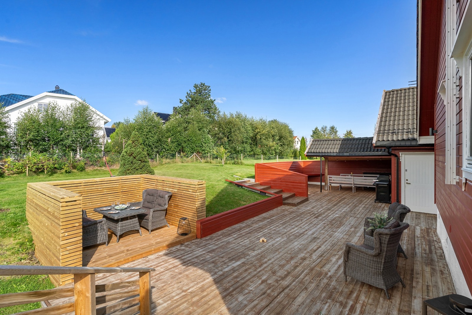 På baksiden har man en svært romslig markterrasse Galleribilde