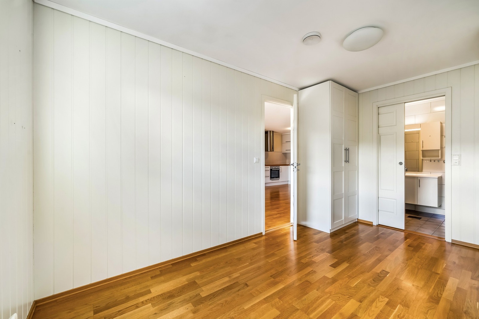 Soverom 3 med en praktisk planløsning. Fra rommet er det enkel tilgang til både bad og kjøkken / stue. Galleribilde