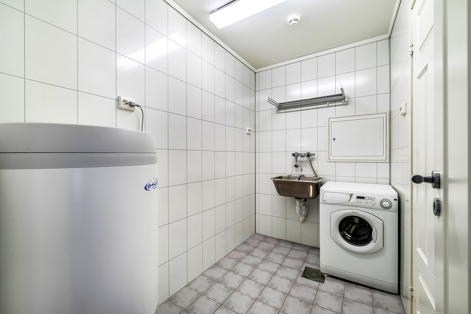 Praktisk vaskerom med god plass til vaskemaskin, tørketrommel og oppbevaring. Galleribilde
