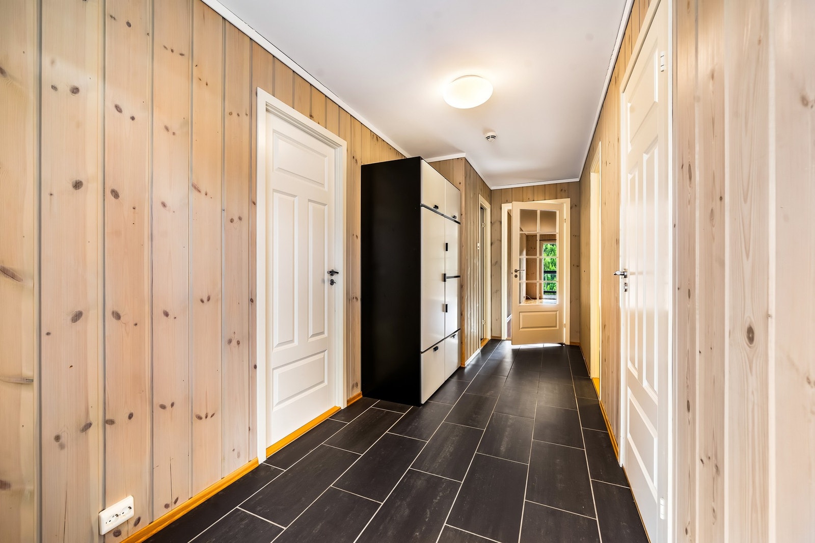 Gangen er flislagt og har varmekabler. Galleribilde