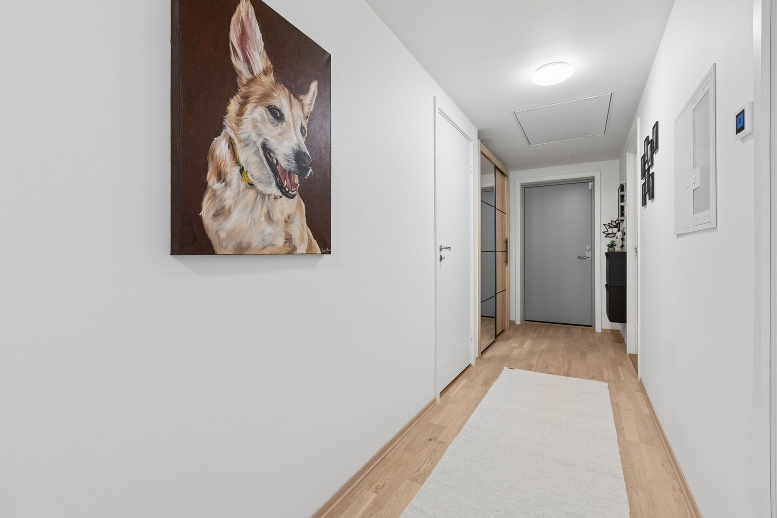 Innbydende entré som gir et godt førsteinntrykk av boligen. Galleribilde