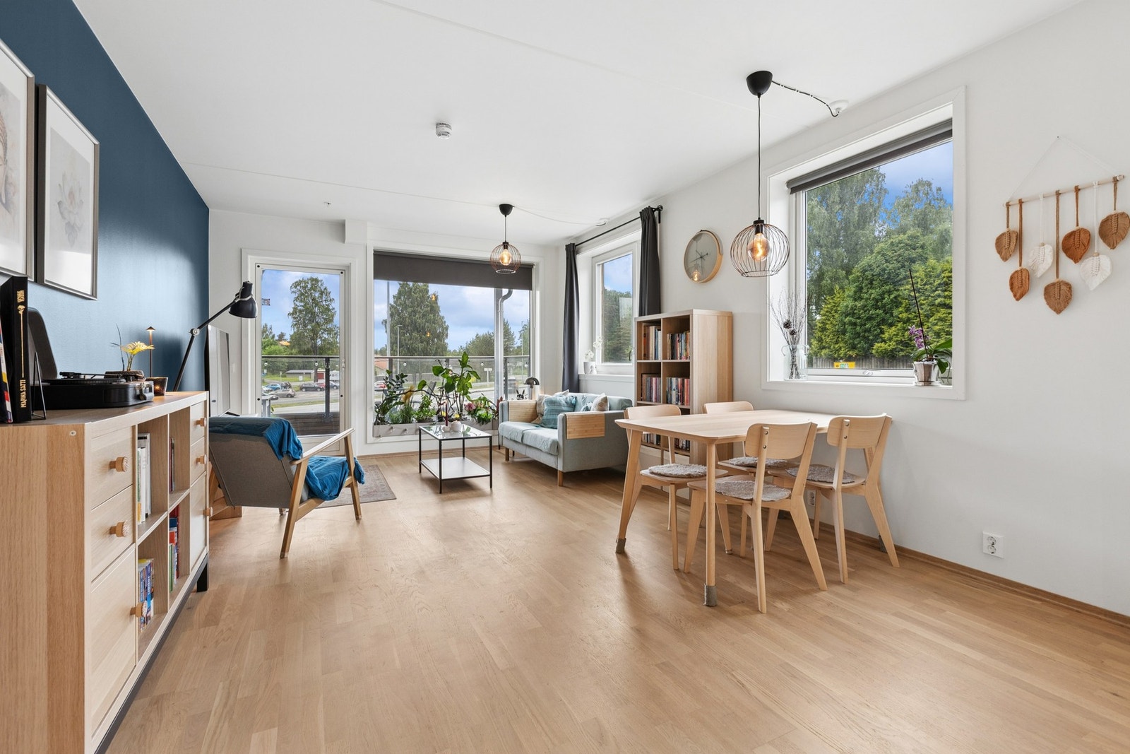 Moderne stue og spisestue i åpen og sosial planløsning. Galleribilde