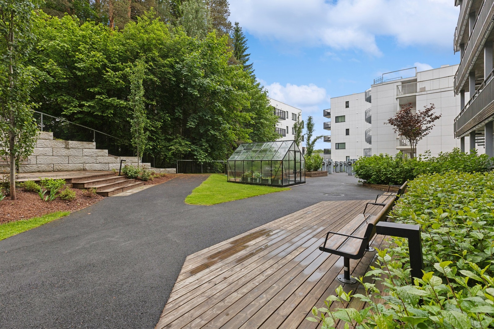 Området er parkmessig opparbeidet med fellesarealer, pen beplantning og fine gangveier, samt lekeplass. Galleribilde