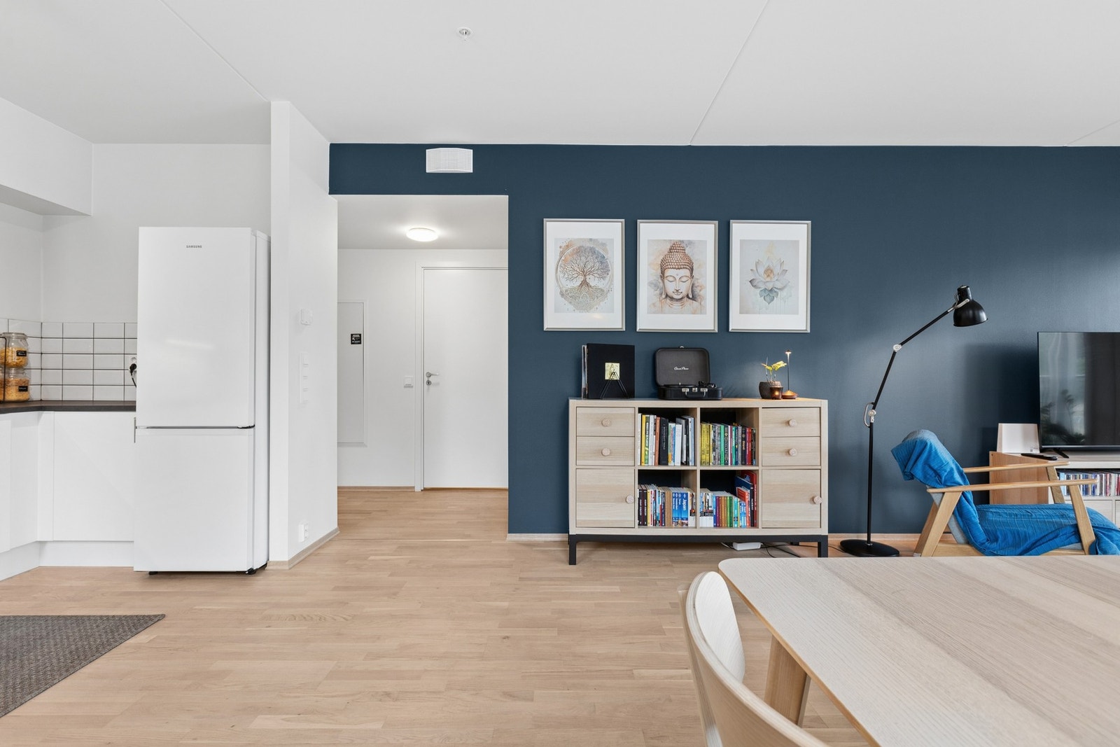 Delikat kombinasjon av lyse overflater, tregulv og moderne detaljer. Galleribilde