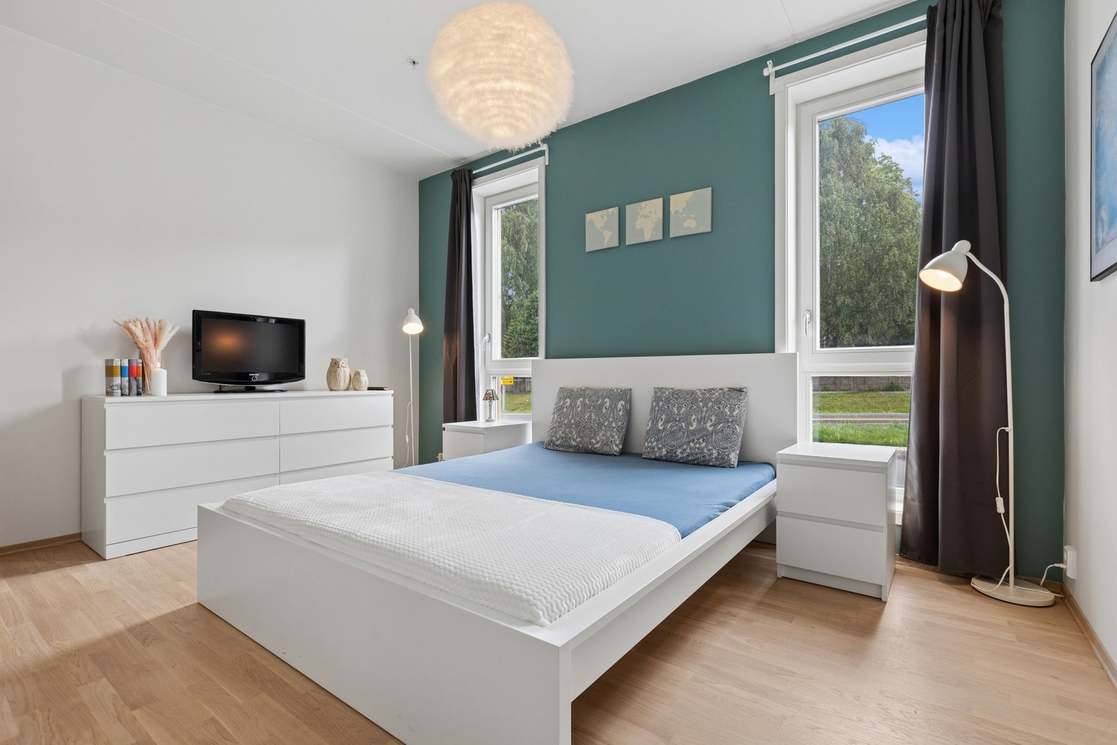 Stort og lyst soverom med store vindusflater. Her kan du innrede med en stor seng, nattbord og garderobeskap. Galleribilde