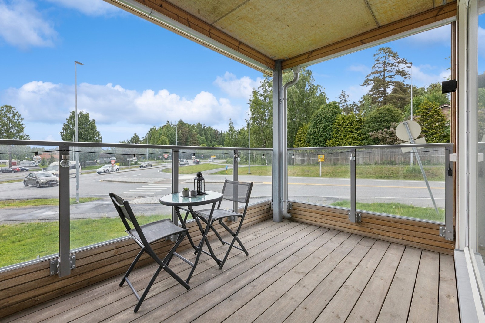 Jessheim Stasjon er bare 8-10 minutter fra boligen. Jessheim har meget gode kollektivtilbud til Oslo, Gardermoen, Eidsvoll, Nannestad med både busser og tog. Galleribilde