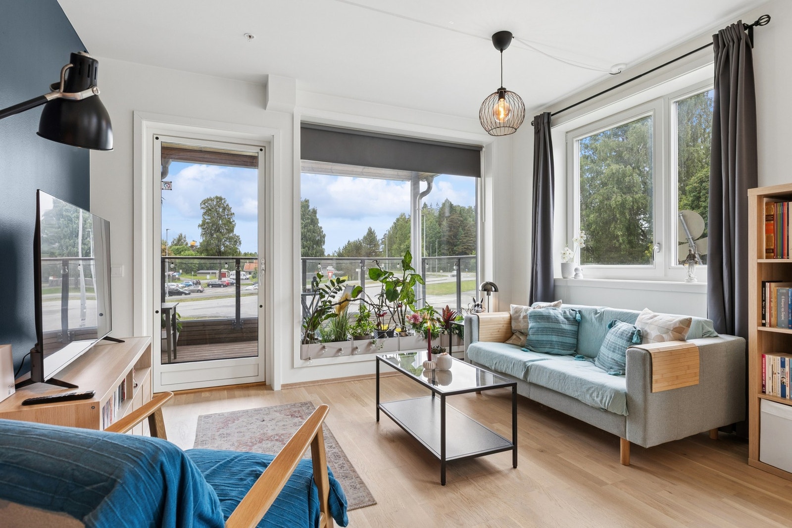 Delikat oppholdsrom med gjennomgående lyse overflater og praktisk planløsning. Galleribilde