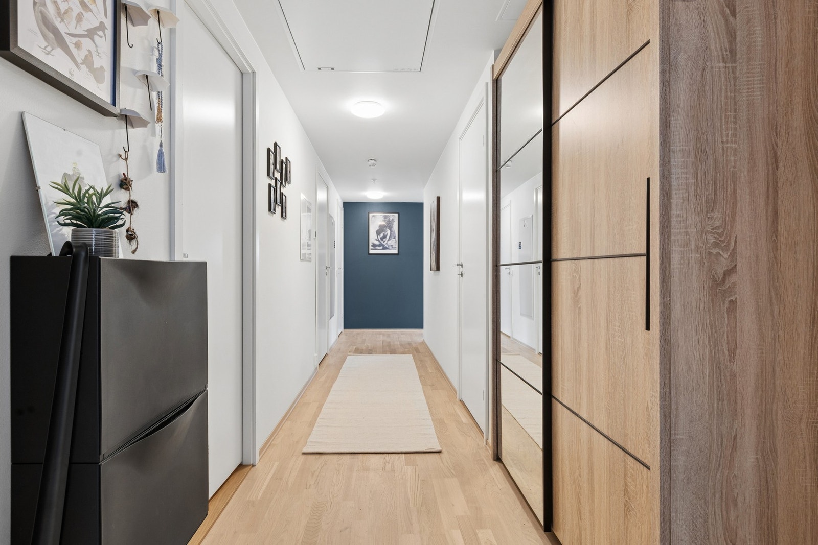 Innbydende gang med moderne skyvedørs garderobe. Galleribilde