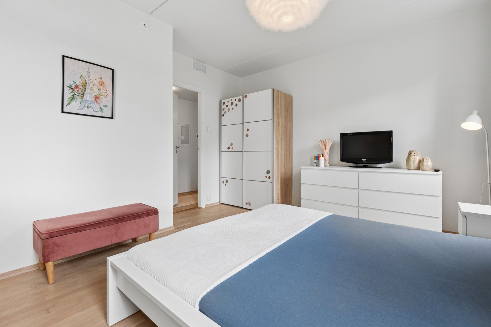 Romslig og lyst soverom med gode møbleringsmuligheter. Galleribilde