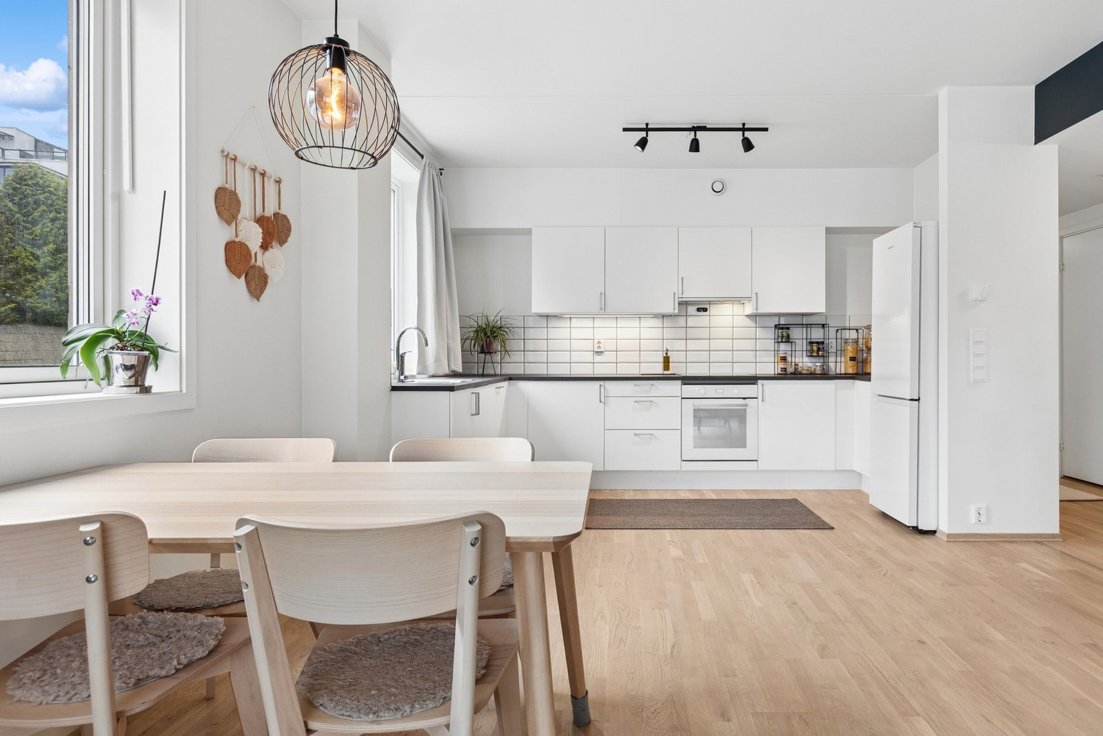Gardermovegen 36 ligger meget sentralt, men likevel landlig og fredelig i sentrum av Jessheim. Her er alt innenfor et par minutters gange. COOP OBS, buss, Jessheim Storsenter, skoler på alle trinn, barnehager og friluftsområder. Galleribilde