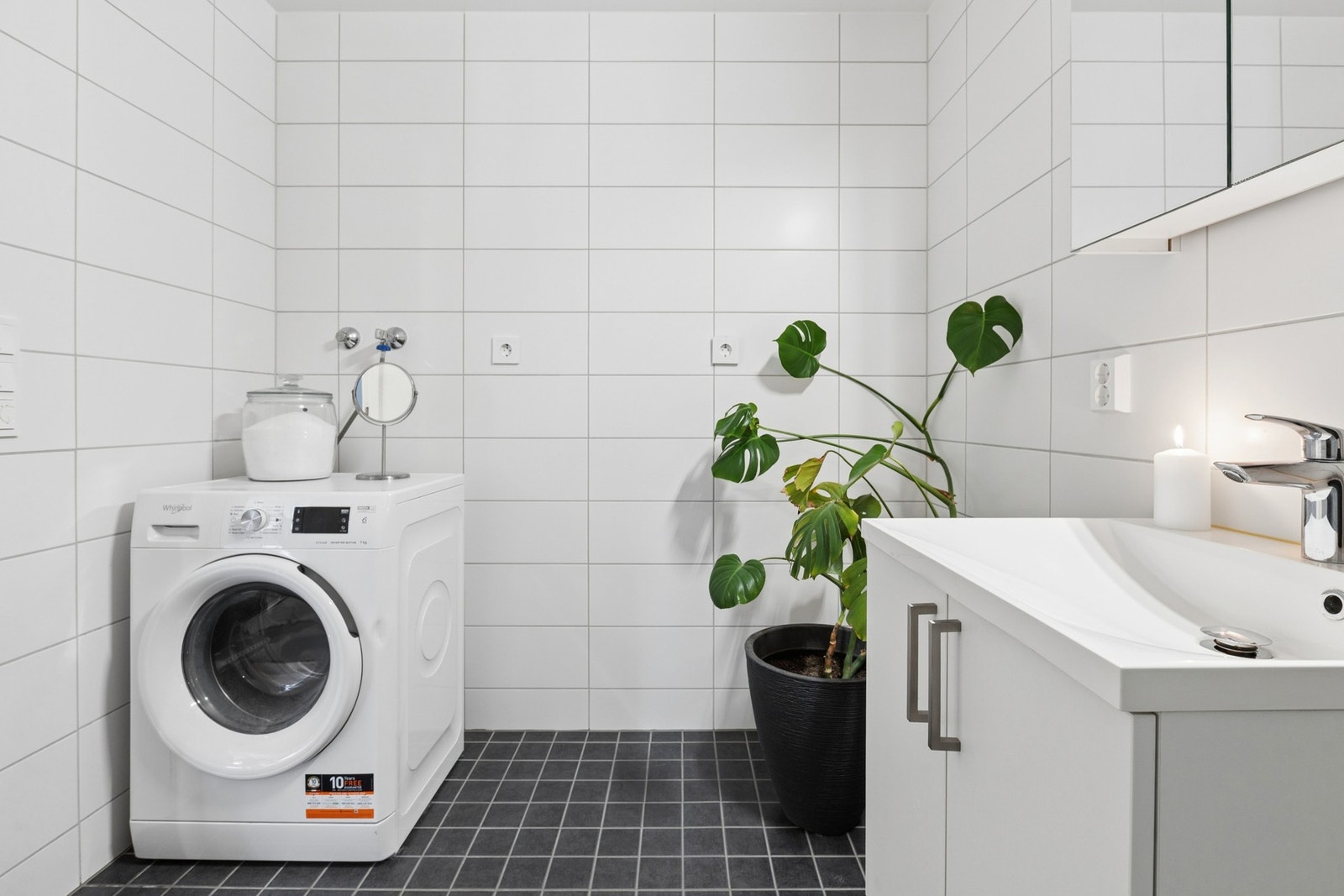 Badet har opplegg for vaskemaskin og tørketrommel. Galleribilde