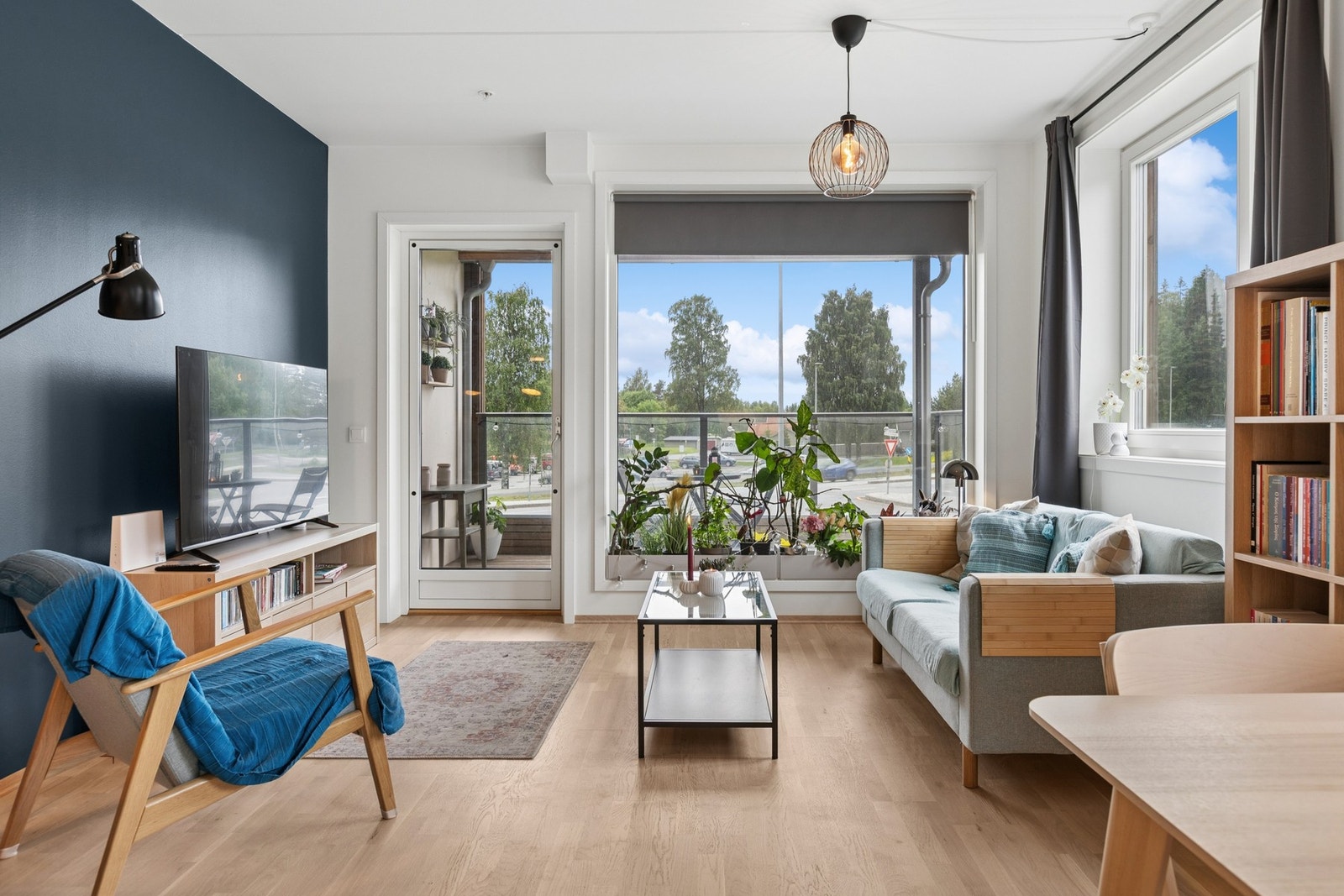 Innbydende oppholdsrom med store vindusflater og utgang til balkong. Galleribilde