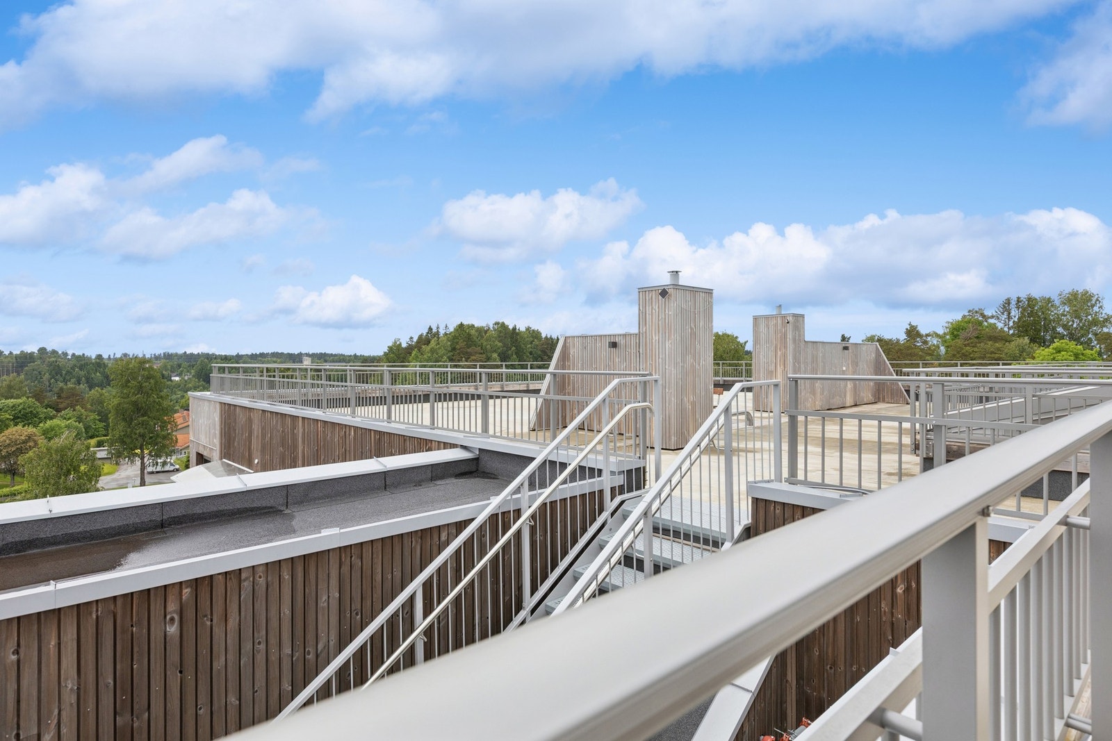 Stor felles takterrasse som gir ekstra uteplass til hyggelige sommerdager. Galleribilde