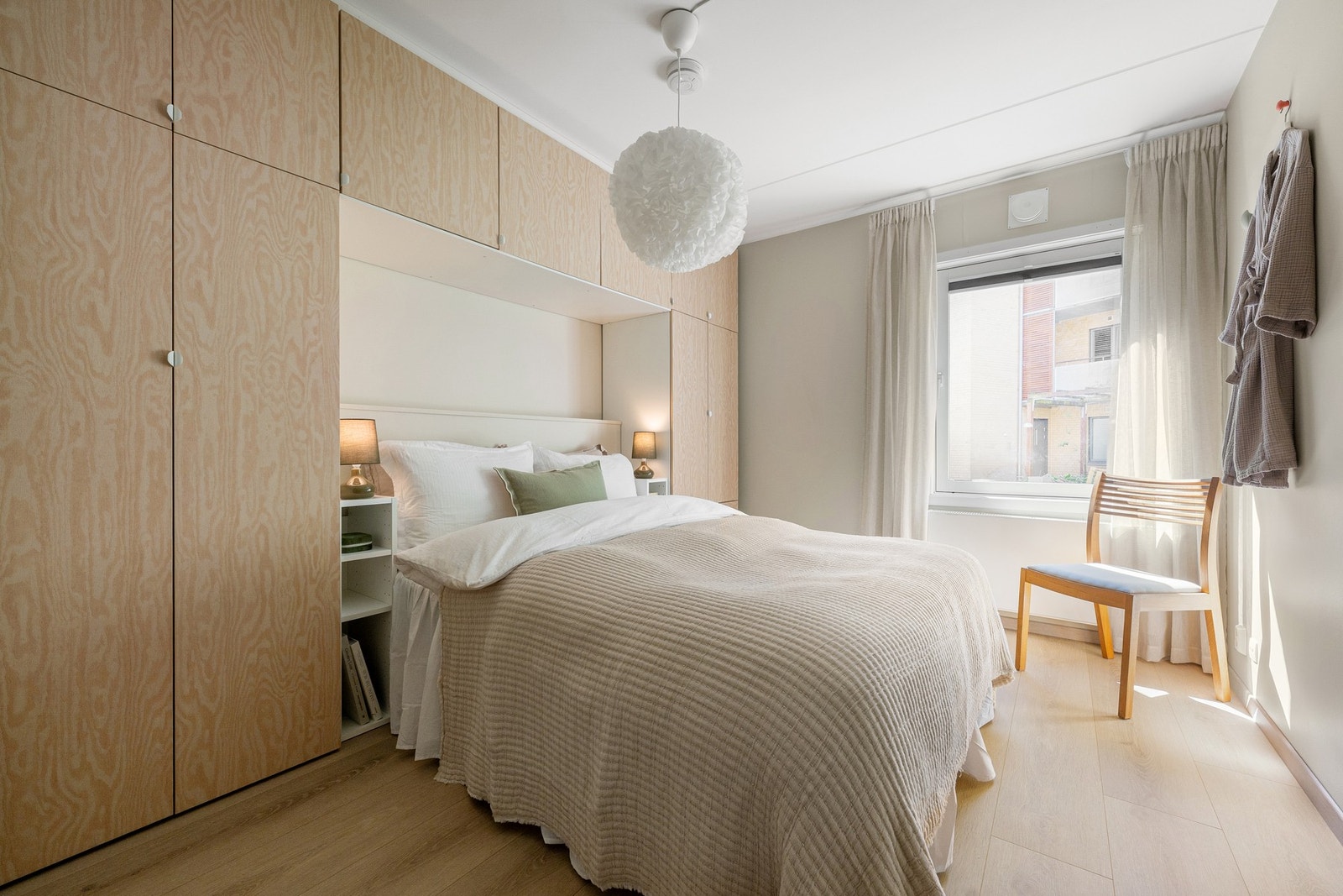 Delikat hovedsoverom med plassbygget garderobeløsning - her er det lett å finne roen. Galleribilde
