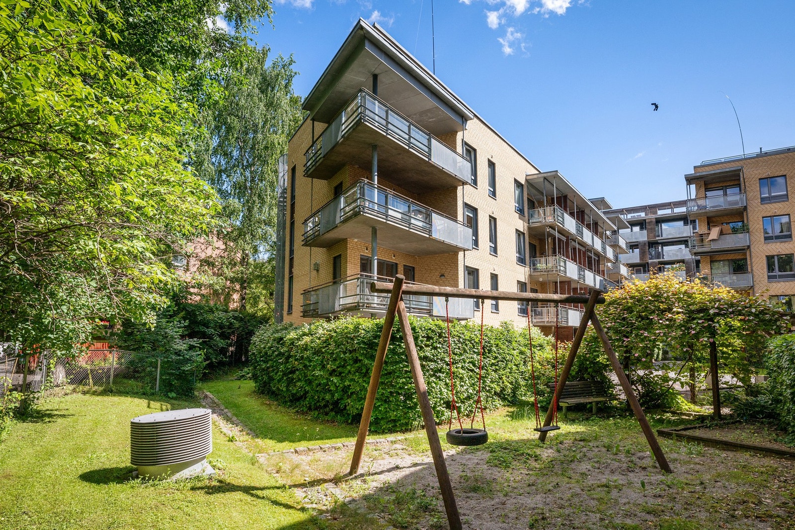 Leiligheten vender mot grønn og frodig bakgård. Galleribilde