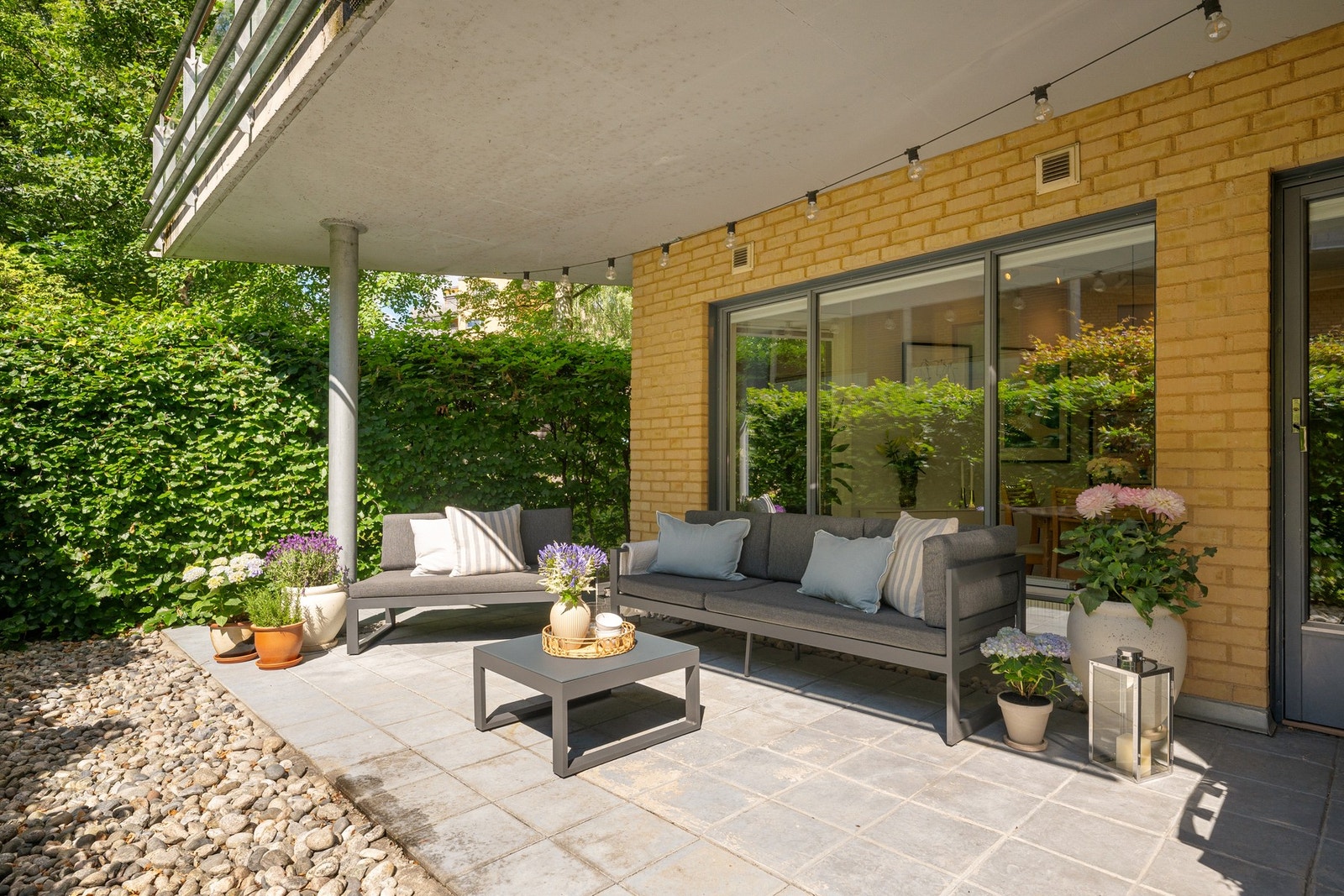 Lys og lekker endeleilighet med bl.a. stor, skjermet markterrasse, 2 soverom, garasje og egen inngang. Galleribilde
