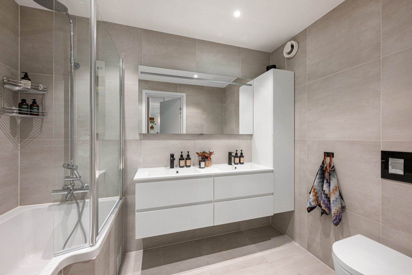 Badet ble renovert i 2017 og er utstyrt med bl.a. badekar og gulvvarme. Galleribilde