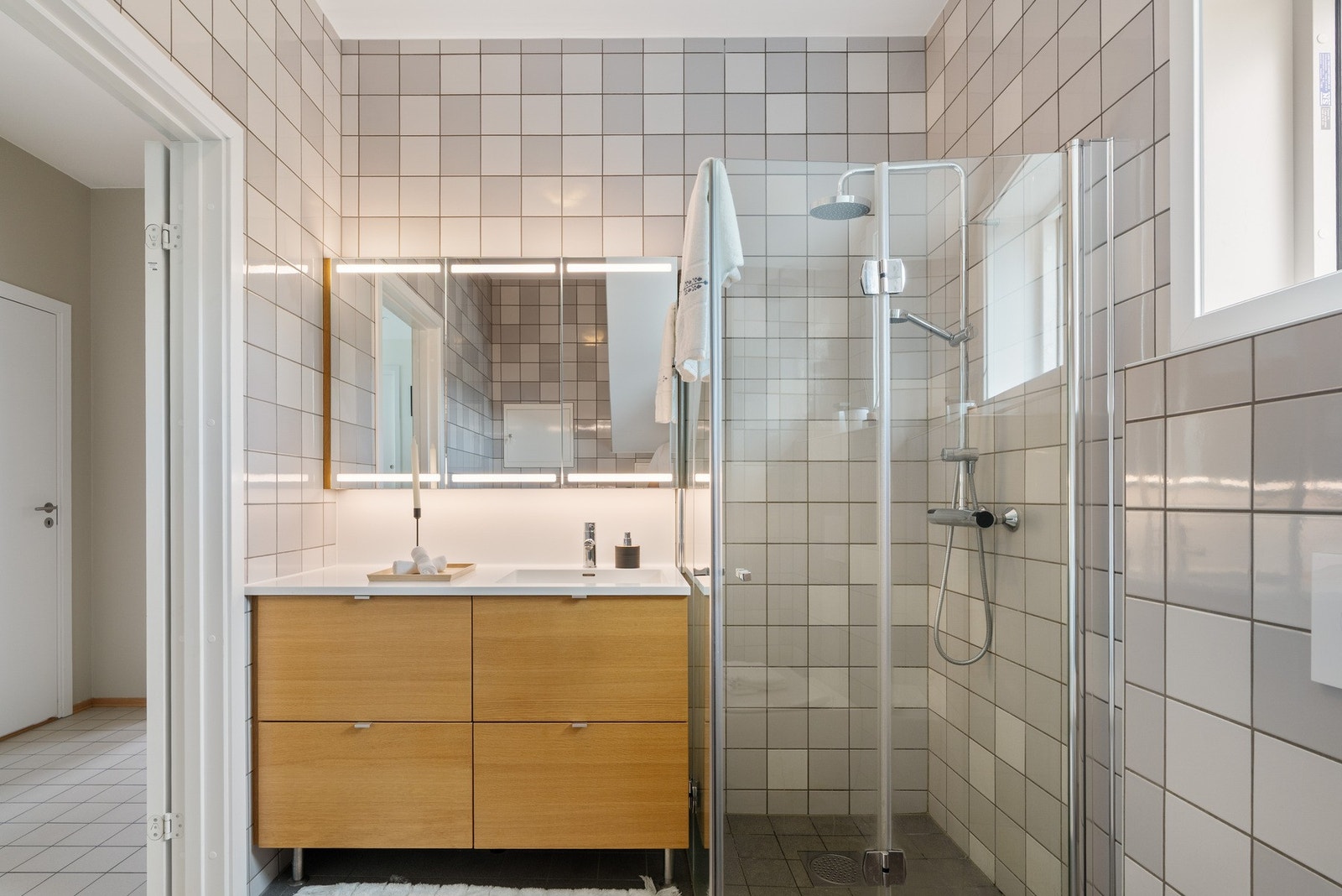 Moderne innredning med ekstra dybde gir god skapplass. Benkeplate og stor servant i Corian. Galleribilde