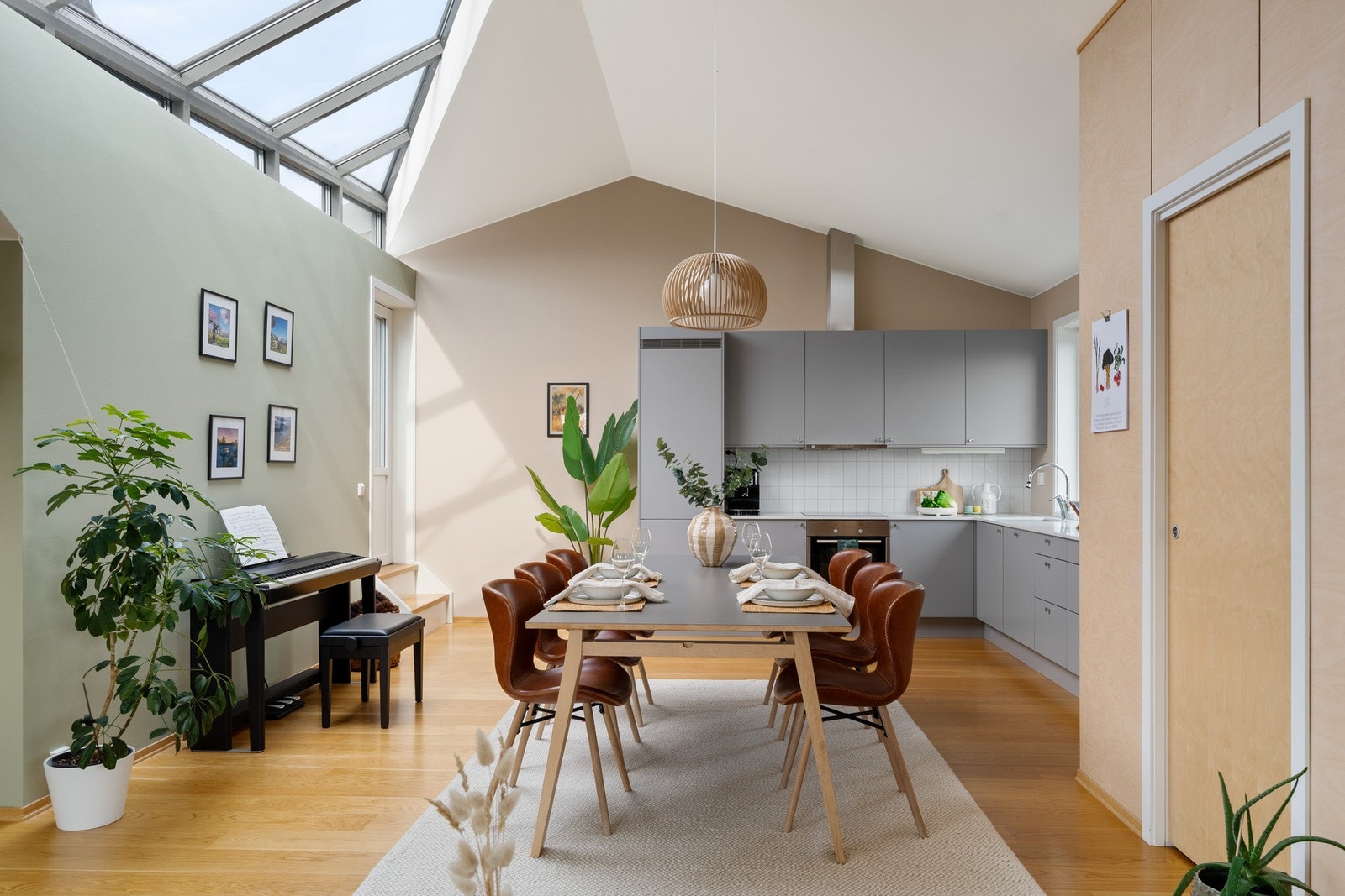 Velkommen inn til et solid arkitektonisk særpreg, med ekstraordinært uttrykk. Galleribilde