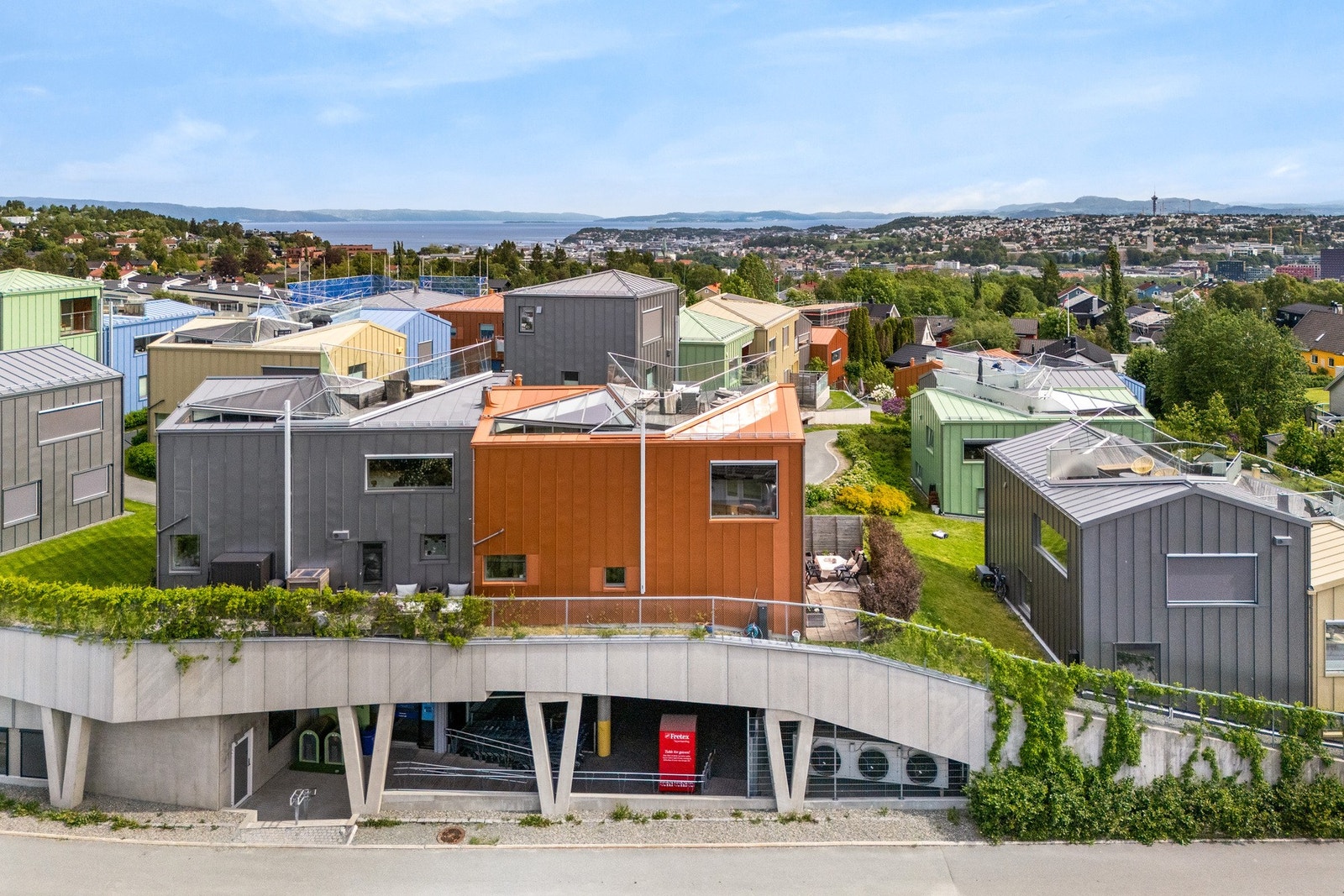 En innholdsrik og moderne familiebolig over to plan i et populært område på Byåsen. Galleribilde
