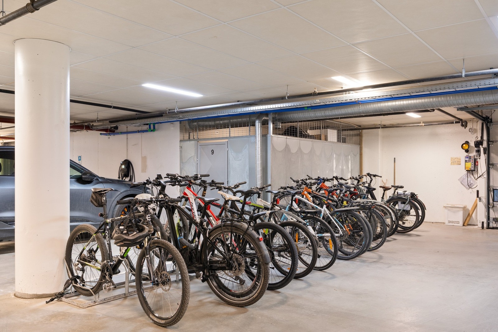 Praktisk, trygg og populær sykkelparkering for sameiet. Galleribilde