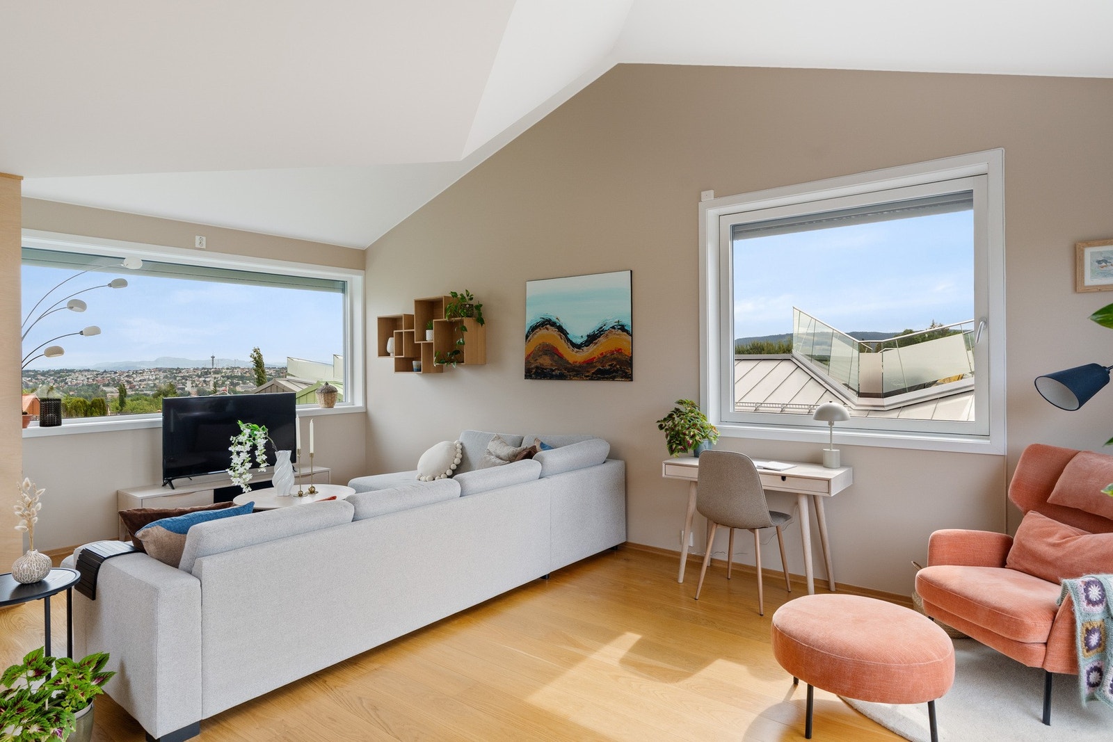 Her får man en meget lekker og moderne familiebolig med b.la. flotte sol- og utsiktsforhold. Galleribilde