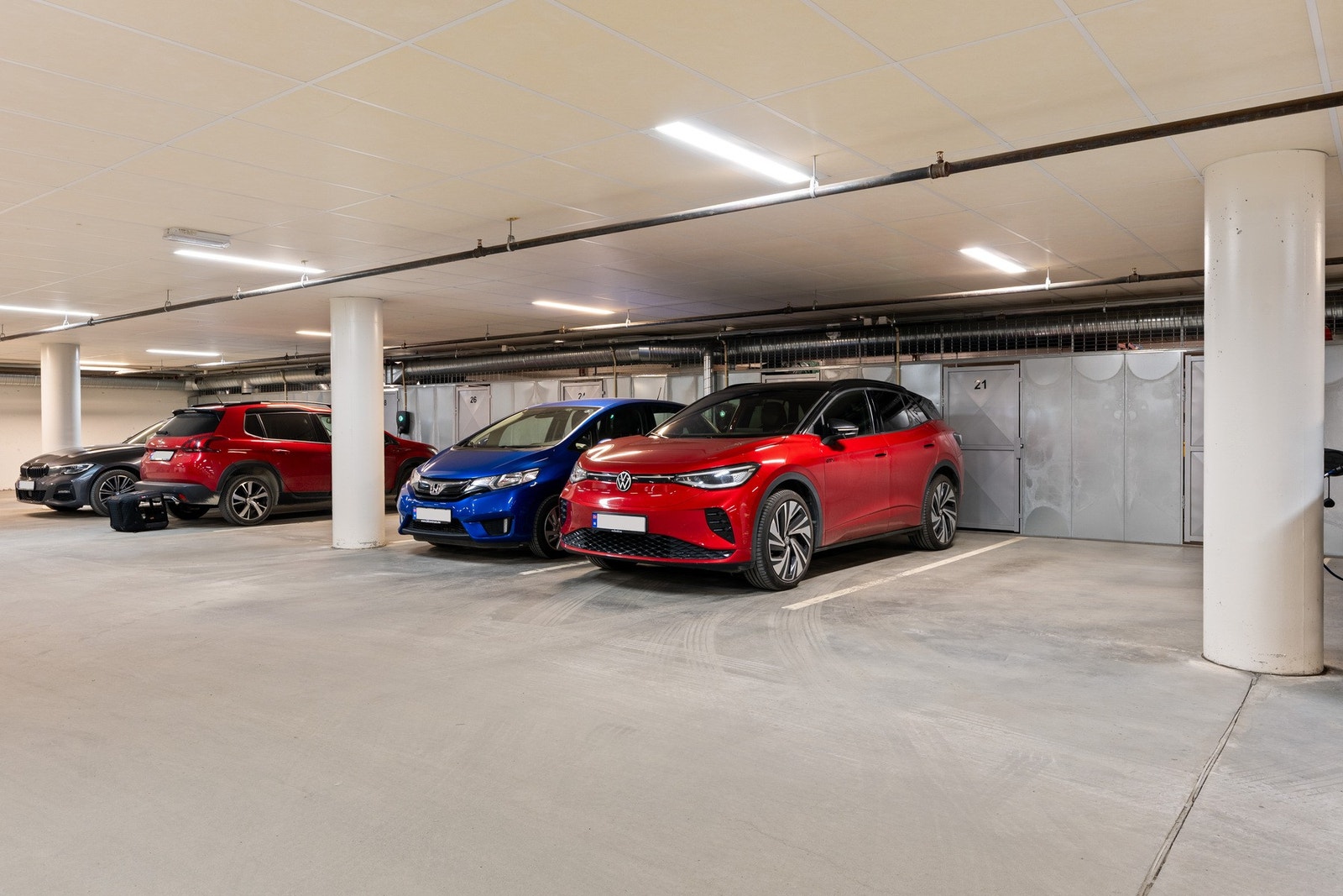 Tilhørende en parkeringsplass m/ elbil-lader i oppvarmet p-kjeller. Praktisk bod bak p-plassen. Galleribilde