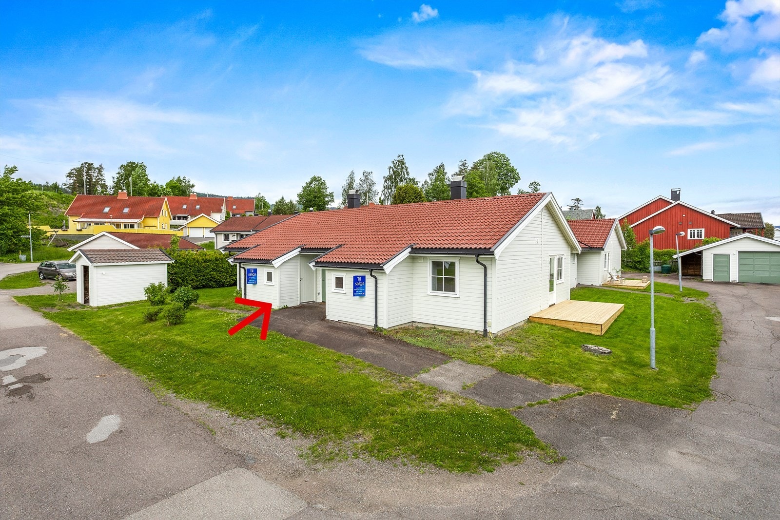 Hof er et sentralt og tilbaketrukket tettsted med gode bussforbindelser og ca. 20 minutter med bil til Holmestrand. Galleribilde