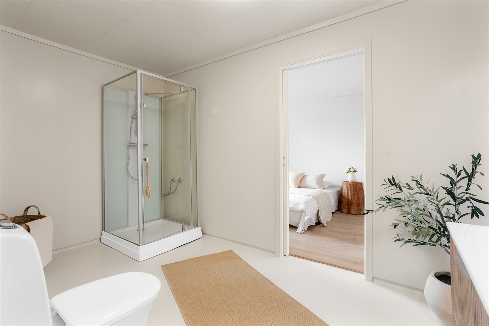 Badet er utstyrt med dusjkabinett og har vinylbelegg på gulv med gulvvarme. Galleribilde