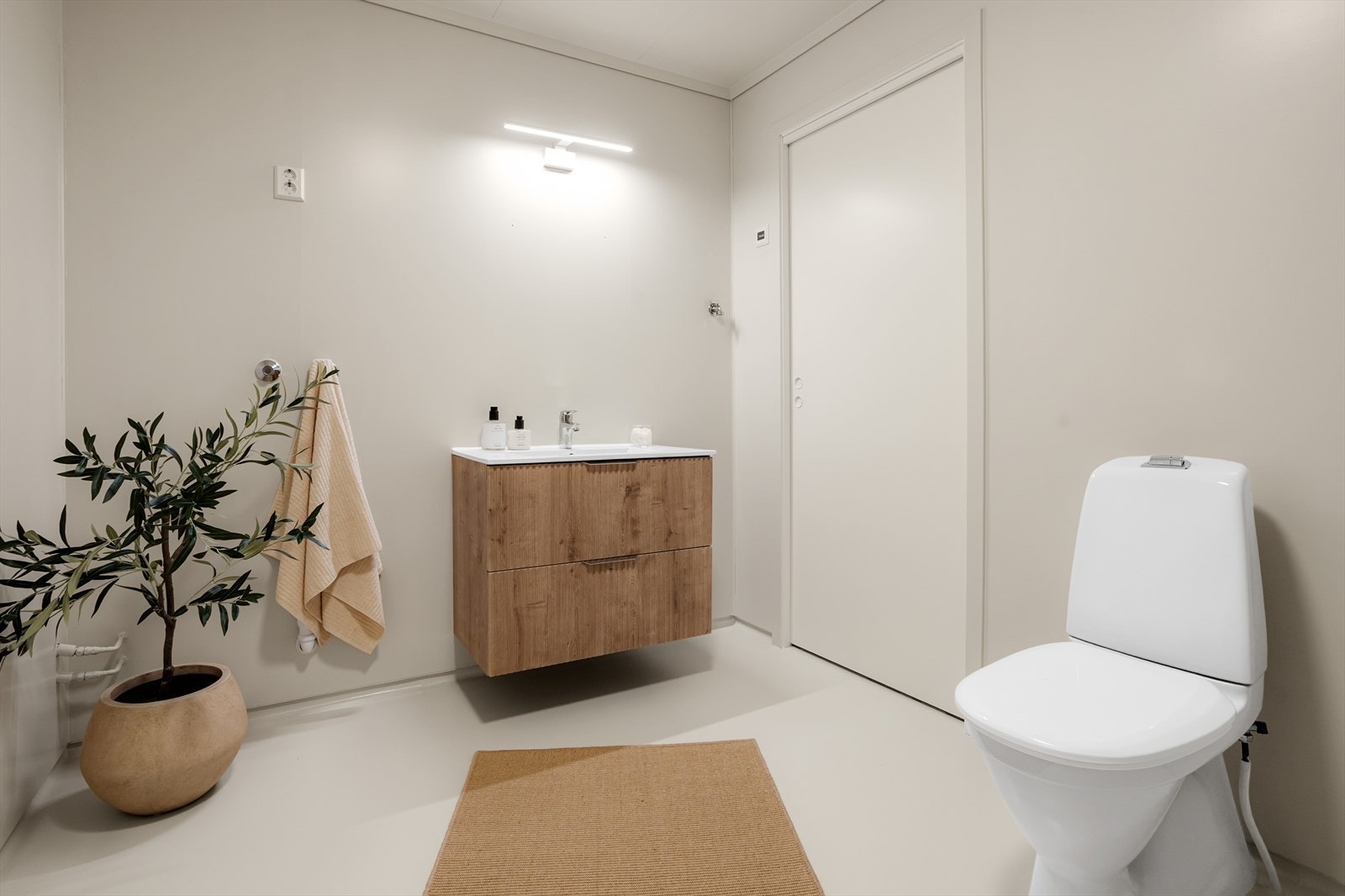 Badet har nyere servantinnredning, toalett og opplegg for vaskemaskin. Rommet har mekanisk avtrekk. Galleribilde