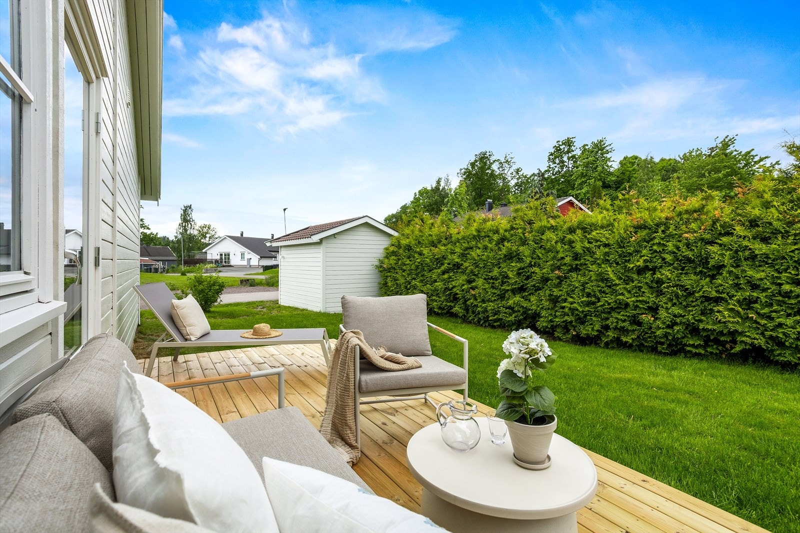Uteplassen er et naturlig samlingspunkt på varme dager. Galleribilde