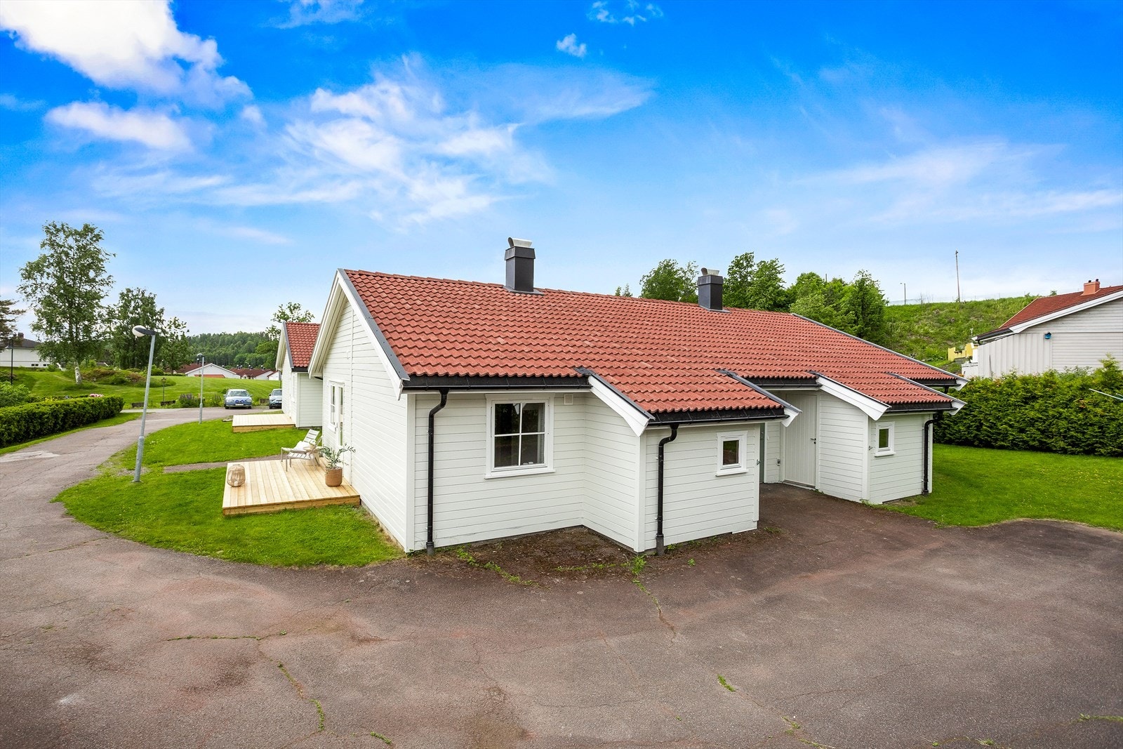 Eiendommen ligger i et etablert og rolig boligområde i Hof. Galleribilde