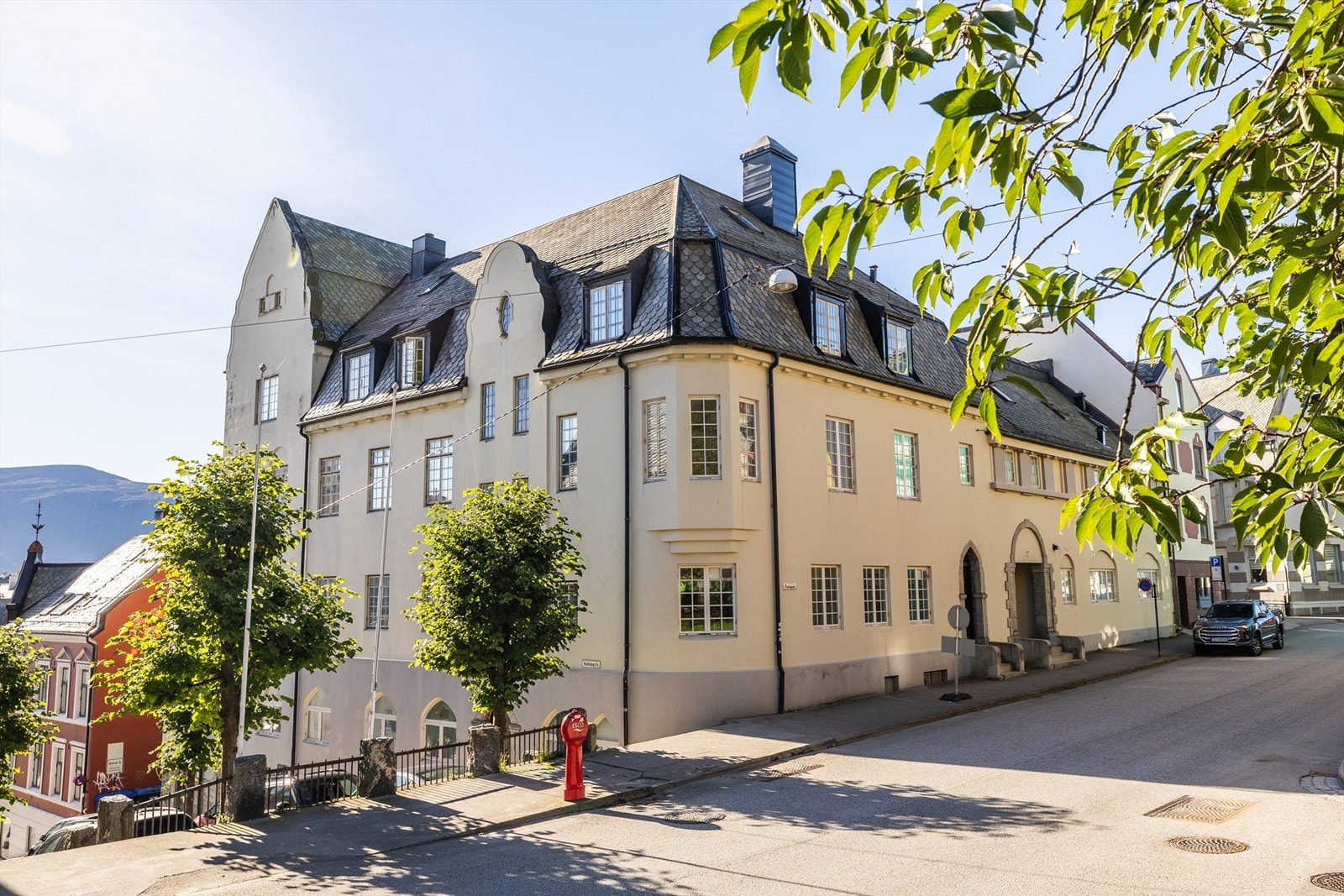 Leiligheten ligger i en høy 1. etasje, med sentral og populær beliggenhet i bysentrum Galleribilde