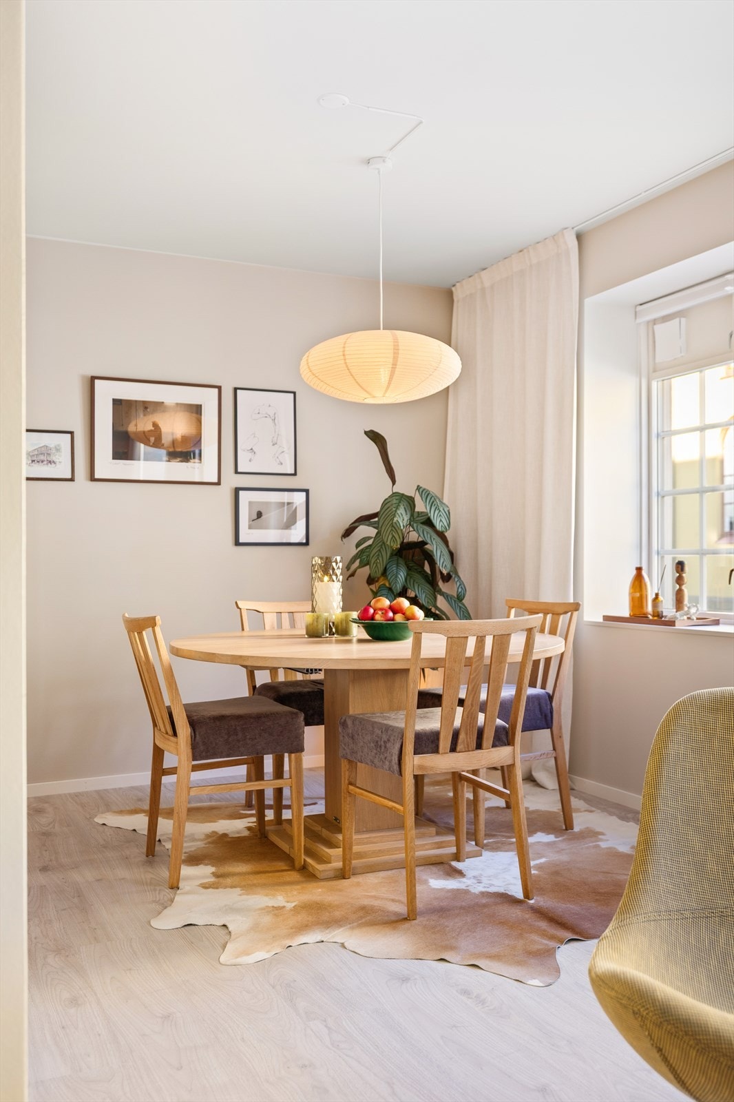 Rommet har et areal, som er oppmålt til ca 22m² og har gulvflater belagt med laminat (og gulvvarme), malte vegg- og takflater i tidsriktig og moderne farge Galleribilde